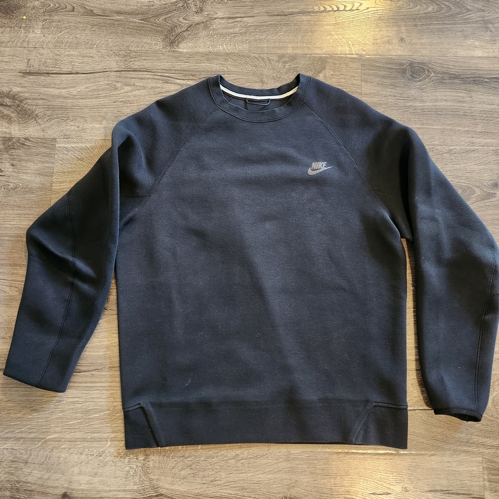 Nike Men's Black Sportswear Tech Crewneck Medium